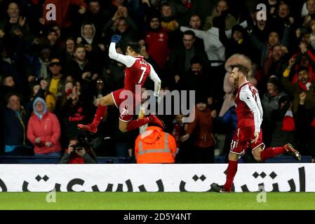 Alexis Sanchez d'Arsenal (à gauche) célèbre le premier but de son côté du jeu Banque D'Images