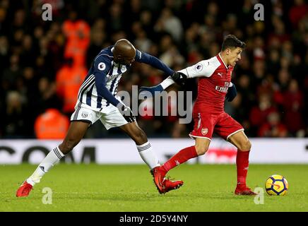 Allan Nyom de West Bromwich Albion (à gauche) et Alexis Sanchez d'Arsenal bataille pour le ballon Banque D'Images