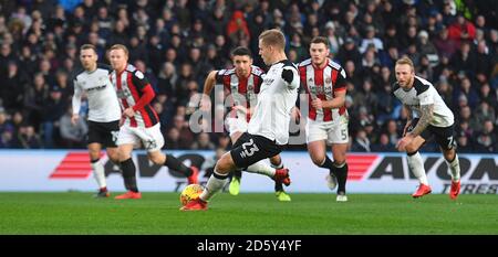 Matej Vydra, du comté de Derby, marque le but d'ouverture de son équipe le point de pénalité Banque D'Images