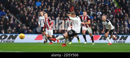 Matej Vydra, du comté de Derby, marque le but d'ouverture de son équipe le point de pénalité Banque D'Images