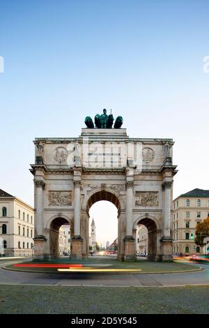 Germany, Bavaria, Munich, Siegestor à heure bleue Banque D'Images