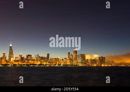 États-unis, Illinois, Chicago, le lac Michigan et Skyline at night Banque D'Images