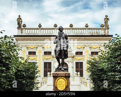 Allemagne, Leipzig, vue sur l'ancienne bourse de Naschmarkt avec Goethe mémorial en premier plan Banque D'Images