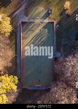 Allemagne, Wuppertal, Kaiserhoehe, vue aérienne du terrain de football en automne Banque D'Images