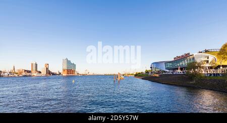 Allemagne, Hambourg, théâtre de scène et salle philharmonique d'Elbe en arrière-plan Banque D'Images