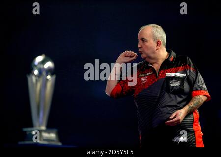 Phil Taylor réagissant au cours de la quinze journée du Championnat du monde des fléchettes William Hill à Alexandra Palace, Londres Banque D'Images
