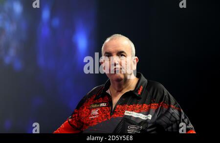 Phil Taylor réagissant au cours de la quinze journée du Championnat du monde des fléchettes William Hill à Alexandra Palace, Londres Banque D'Images