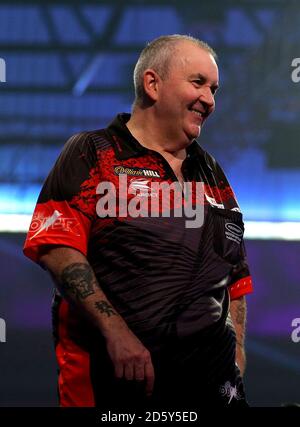 Phil Taylor réagissant au cours de la quinze journée du Championnat du monde des fléchettes William Hill à Alexandra Palace, Londres Banque D'Images