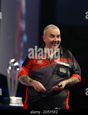 Phil Taylor réagissant au cours de la quinze journée du Championnat du monde des fléchettes William Hill à Alexandra Palace, Londres Banque D'Images