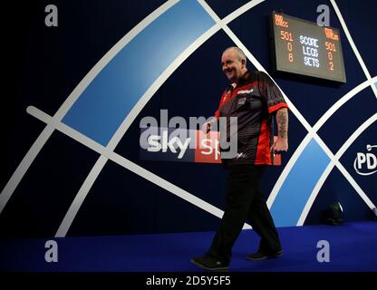 Phil Taylor réagissant au cours de la quinze journée du Championnat du monde des fléchettes William Hill à Alexandra Palace, Londres Banque D'Images