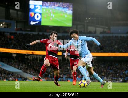 Leroy Sane de Manchester City et Daryl Janmaat de Watford (à gauche) action Banque D'Images