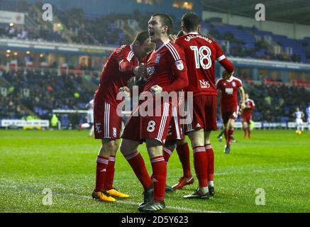 Sam Gallagher de Birmingham City célèbre le deuxième but de son camp du jeu avec les coéquipiers Banque D'Images