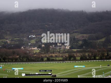 Coureurs et cavaliers lors de l'obstacle des novices de Ballymore à Cheltenham Champ de courses Banque D'Images