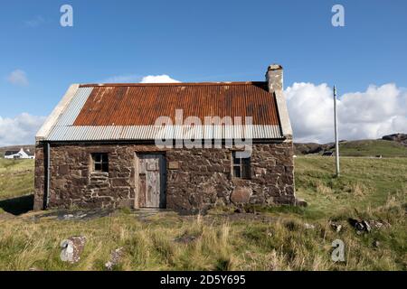 Pêche au saumon en terre battante avec des postes de séchage net, ClachToll, Assynt, NW Highlands, Écosse, Royaume-Uni Banque D'Images