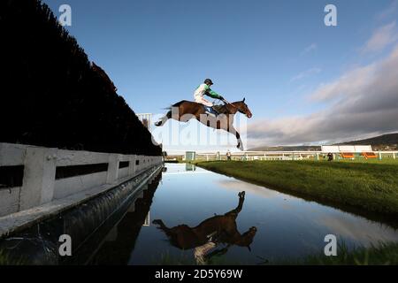 Jockey Paddy Brennan sur ami Desbois pendant le balancier Betbright Chase de novices Banque D'Images