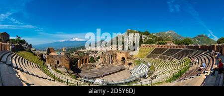 L'Italie, la Sicile, Taormina, Teatro Greco avec l'Etna en arrière-plan Banque D'Images