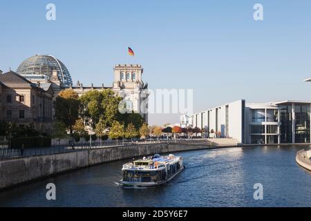 Allemagne, Berlin, bâtiment Reichstag et Paul-Loebe-Haus à Spree, bateau à tourteau Banque D'Images