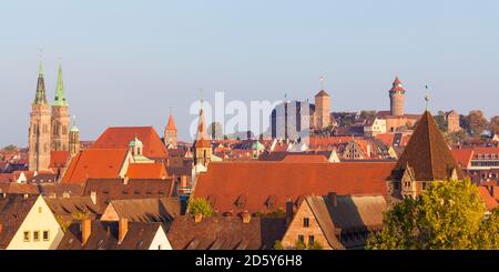 Allemagne, Bavière, Nuremberg, vieille ville, paysage urbain avec l'église Sebaldus et le château de Nuremberg et le droit de prison du Desor Banque D'Images