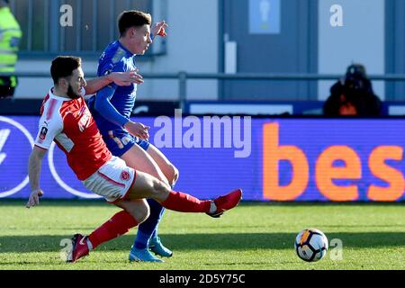 Lewie Coyle de Fleetwood Town s'attaque à Harvey Barnes de Leicester City Banque D'Images