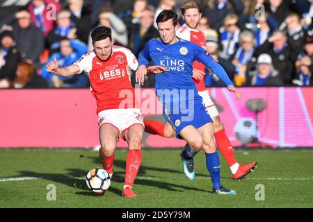 Lewie Coyle de Fleetwood Towns et Ben Chilwell de Leicester City se disputent pour possession Banque D'Images