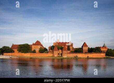 Pologne, château de Malbork à la rivière Nogat Banque D'Images