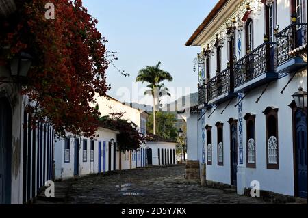 Brésil, Etat de Rio de Janeiro, Paraty, allée dans la vieille ville historique Banque D'Images