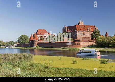 Pologne, Pommerania, château de Malbork et rivière Nogat Banque D'Images