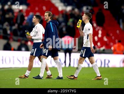 Erik Lamela (à gauche), Harry Kane et Juan Foyth (à droite) de Tottenham Hotspur quittent le terrain après avoir remporté 3-0 contre AFC Wimbledon Banque D'Images