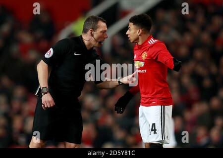 Kevin Friend, arbitre du match, parle avec Jesse Lingard de Manchester United (droite) Banque D'Images