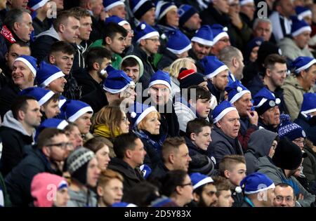 Les supporters de Leicester City portent des chapeaux de père noël dans les tribunes pendant le match Banque D'Images