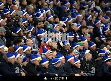 Les supporters de Leicester City portent des chapeaux de père noël dans les tribunes pendant le match Banque D'Images