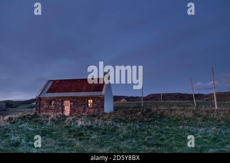 La pêche au saumon à péage de ClachToll Bothy avec filet desséchant Posts comme chutes de nuit au-dessus de ClachToll, Assynt, NW Highlands, Écosse, Royaume-Uni Banque D'Images