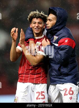 Lloyd Kelly et Zak Vyner de Bristol City (à droite) célèbrent après le sifflet final Banque D'Images