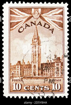 MOSCOU, RUSSIE - le 30 SEPTEMBRE 2020 : timbre-poste imprimé au Canada montre les édifices du Parlement, King George VI - 1942-48 - série de questions de guerre, vers 194 Banque D'Images