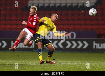 Ben Reeves de Charlton Athletic et Gino Van Kessel d'Oxford United Banque D'Images