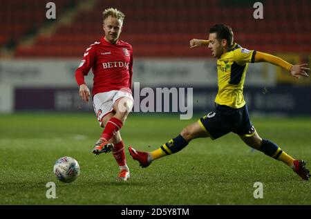 Ben Reeves de Charlton Athletic et Jack Payne d'Oxford United Banque D'Images