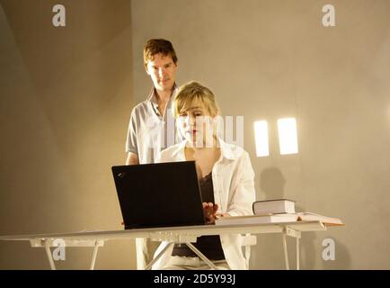 Hattie Morahan (clair), Benoît Cumberbatch (Chris) dans LA VILLE par Martin Crimp au Jerwood Theatre en bas, Royal court Theatre, Londres SW1 29/04/2008 conception: Vicki Mortimer éclairage: Paule Directeur de l'écurie: Katie Mitchell Banque D'Images
