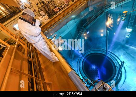 (201014) -- SHENZHEN, le 14 octobre 2020 (Xinhua) -- Qiao Sukai inspecte l'état des assemblages de combustible par un télescope à la centrale nucléaire de Dayawan à Shenzhen, dans la province de Guangdong, dans le sud de la Chine, le 12 avril 2019. Tous les 18 mois, la centrale nucléaire de Dayawan doit subir un remplacement d'assemblages de combustible, qui est l'un des moments les plus importants pour la centrale nucléaire. Des dizaines d'ingénieurs sont répartis en quatre équipes et utilisent l'équipement de jour comme de nuit lorsque le réacteur est arrêté. Leur chef, Qiao Sukai, s'occupe du combustible nucléaire depuis juillet 1993, date à laquelle le nucléaire Banque D'Images