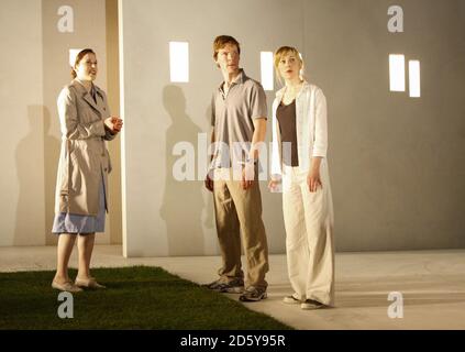 l-r: Amanda Hale (Jenny), Benedict Cumberbatch (Chris), Hattie Morahan (clair) dans LA VILLE par Martin Crimp au Jerwood Theatre en bas, Royal court Theatre, Londres SW1 29/04/2008 design: Vicki Mortimer éclairage: Paule Constable directeur: Katie Mitchell Banque D'Images