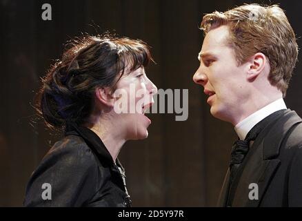 Eve Best (Hedda Tesman), Benoît Cumberbatch (George Tesman) dans HEDDA GABLER par Ibsen au théâtre Almeida, Londres N1 16/03/2005 dans une version de Richard Eyre design: Rob Howell éclairage: Peter Mumford directeur: Richard Eyre Banque D'Images