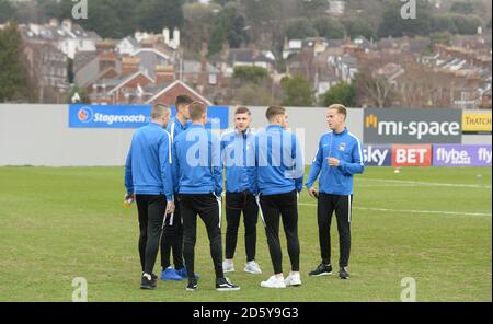 Les joueurs de Coventry City inspectent le terrain avant le jeu Banque D'Images