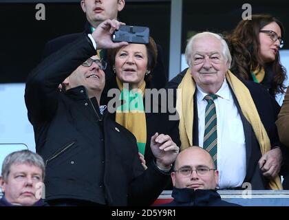 L'actionnaire majoritaire de Norwich City, Delia Smith, aux côtés de son mari, Michael Wynn Jones, pose pour un selfie avant le coup d'envoi Banque D'Images