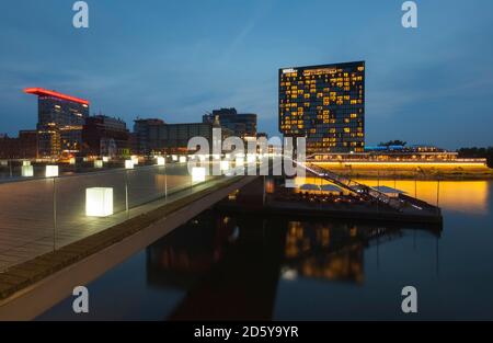 Allemagne, Düsseldorf, Hotel Hyatt Regency et Inside Hotel dans la soirée Banque D'Images