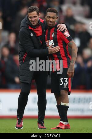 L'AFC Bournemouth Jordon IBE célèbre à la fin du match et Son objectif gagnant avec Jason Tindall, directeur adjoint Banque D'Images