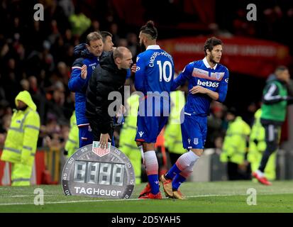 Le Ramadan Sobhi (à droite) de Stoke City est substitué à team-mate Eric Maxim Choupo-Moting (au centre) asStoke gérant Eddie Niedzwiecki (gauche) regarde Banque D'Images