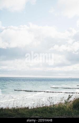 Allemagne, Nienhagen, vue sur la mer avec les brise-lames Banque D'Images