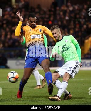 Joe Bennett de Cardiff City (à droite) se dégage de Krystian de Mansfield Town Pearce Banque D'Images