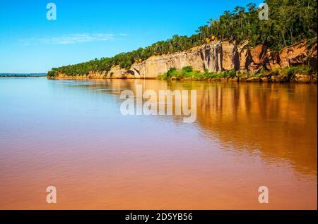 Magnifique coucher de soleil sur la rivière Tsiribihina à Madagascar Banque D'Images