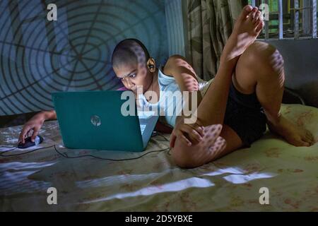 Passer du temps à la maison pendant le confinement du coronavirus Banque D'Images