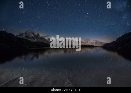 France, le Mont Blanc, le lac Cheserys, Voie Lactée et Mont Blanc reflète dans le lac par nuit Banque D'Images